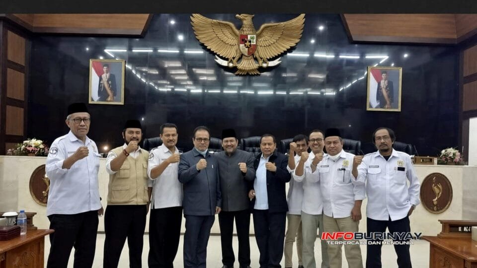 Pengurus PM GATRA dan KPP GATRA berfoto bersama usai pembentukan Komite Persiapan Pemerintahan Kabupaten Garut Utara di Garut.