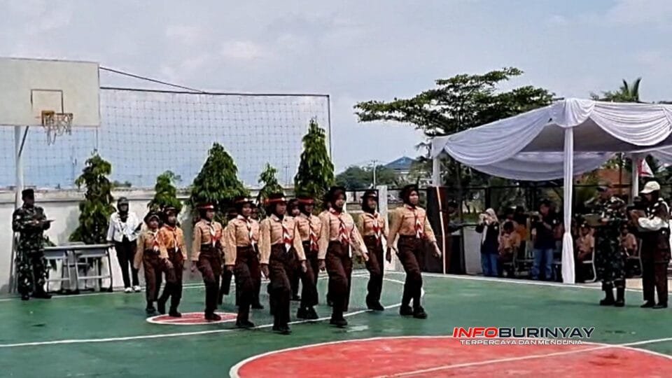 Peserta Pramuka Penggalang tingkat SD dan SMP mengikuti lomba baris-berbaris pada ajang Skye Scout Competition 2026 di Kampus Skye Digipreneur Rancaekek, Kabupaten Bandung.