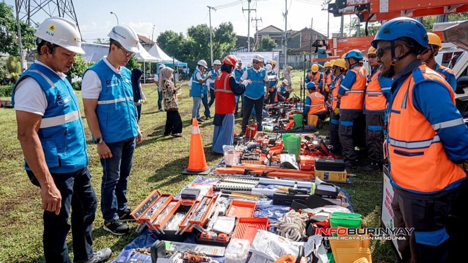 Petugas PLN UID Jawa Barat memeriksa peralatan siaga kelistrikan saat apel kesiapan Idul Adha dan Waisak 2026 di Jawa Barat.