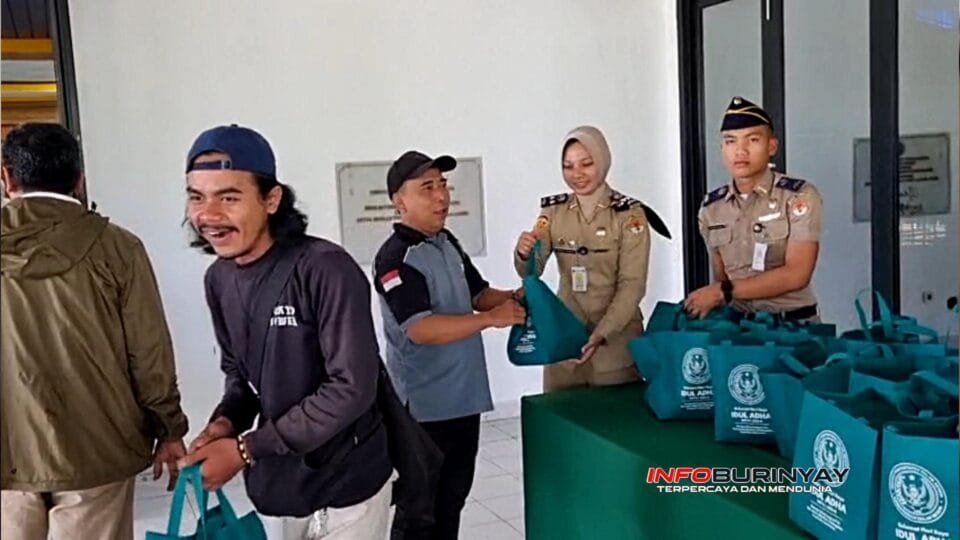 Praja IPDN Jatinangor menyerahkan paket daging kurban Iduladha 1447 Hijriah kepada petugas dan warga sekitar kampus di Balairung Rudini, Sumedang, Rabu (2752026).