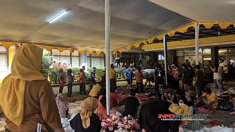 Proses penyembelihan dan pembagian daging kurban DPD Partai Golkar Jawa Barat di Sekretariat Golkar Jabar, Bandung, Rabu (2752026).