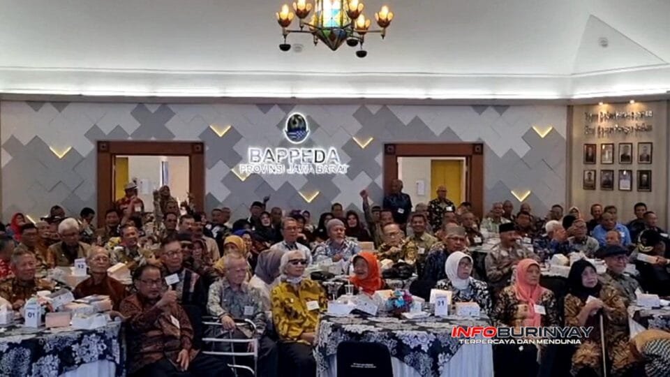 Ratusan alumni lintas angkatan APDN, IIP, STPDN, dan IPDN menghadiri Reuni Akbar Purbalintang Aisi Jawa Barat 2026 di Aula Bappeda Provinsi Jawa Barat, Kota Bandung.
