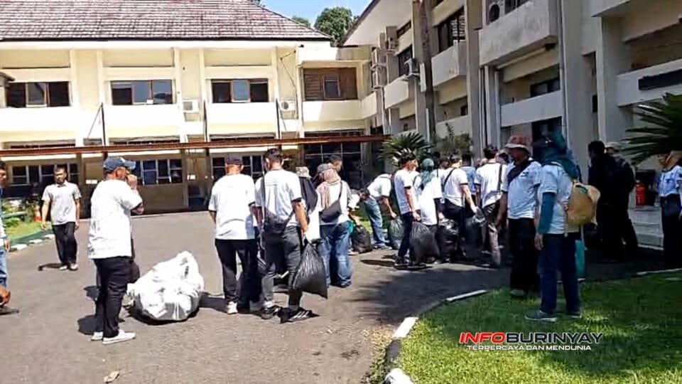 Ratusan buruh peserta Eco Walker May Day 2026 Kabupaten Bandung mengumpulkan sampah hasil aksi bersih-bersih di kawasan Kompleks Pemda Soreang, Rabu (1352026).