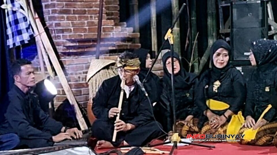 Seniman Sunda memainkan musik tradisional dalam rangkaian Ngareungeu Bulan di Lembur Ambu Apon, Desa Sukamanah, Kecamatan Rancaekek, Kabupaten Bandung, Sabtu (3052026)