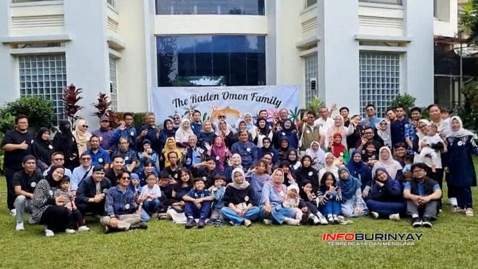 Silaturahmi Akbar keluarga besar Raden Omon Harmaen di Cimahi dengan peserta lintas generasi berfoto bersama