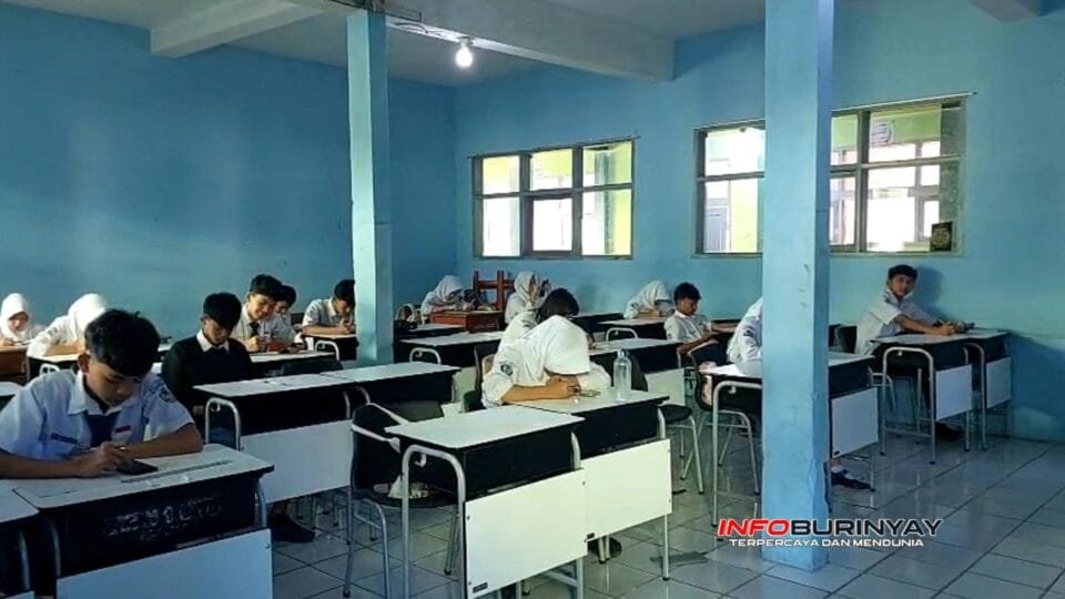 Siswa kelas IX SMPN 1 Ciwidey mengikuti PSAJ hari kedua secara tertib di ruang kelas