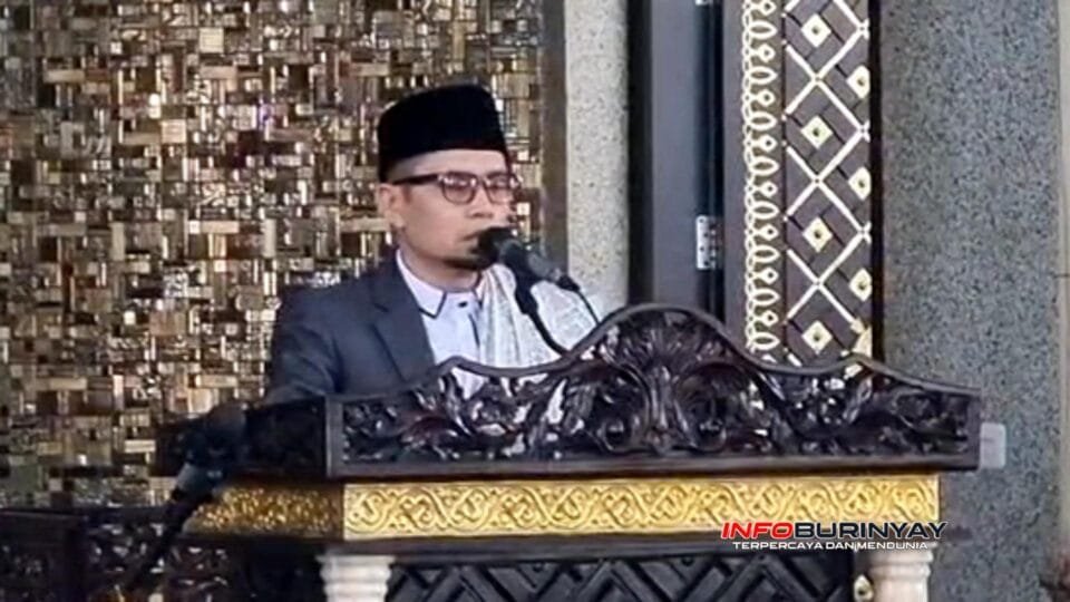 Ustad Ade Abdul Karim menyampaikan khutbah Jumat May Day 2026 di Masjid Jami Al Karomah Ciparay Kabupaten Bandung