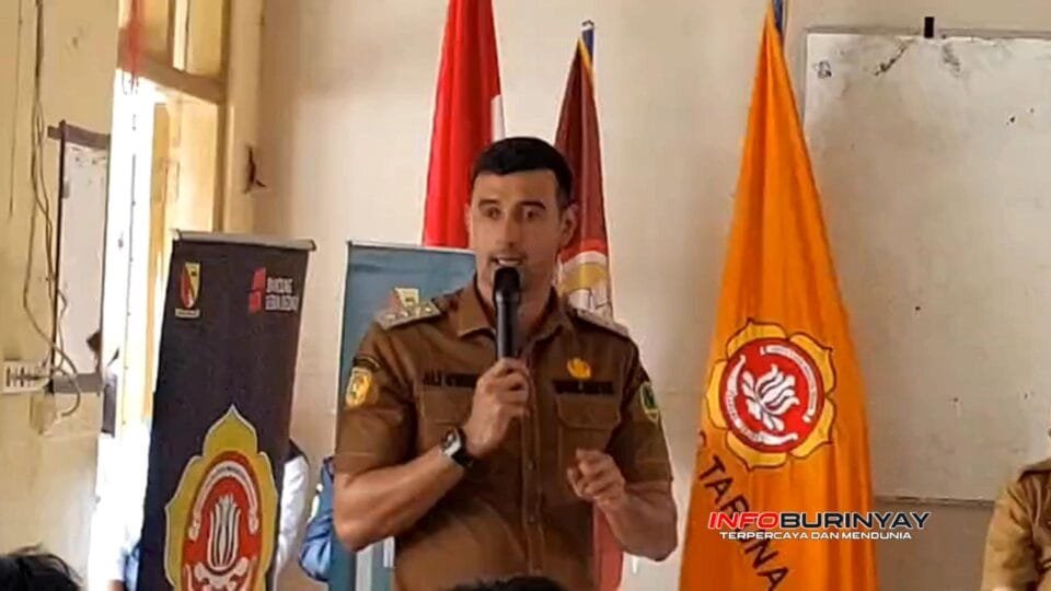 Wakil Bupati Bandung Ali Syakieb memberikan sambutan dalam kegiatan Road to School Karang Taruna di SMAN 1 Ciwidey