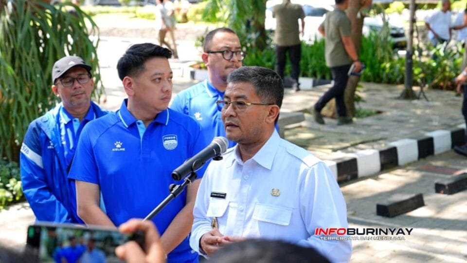 Wakil Gubernur Jawa Barat Erwan Setiawan memberikan keterangan kepada media usai memimpin rapat koordinasi pengamanan laga Persib Bandung vs Persijap Jepara di Gedung Sate Bandu