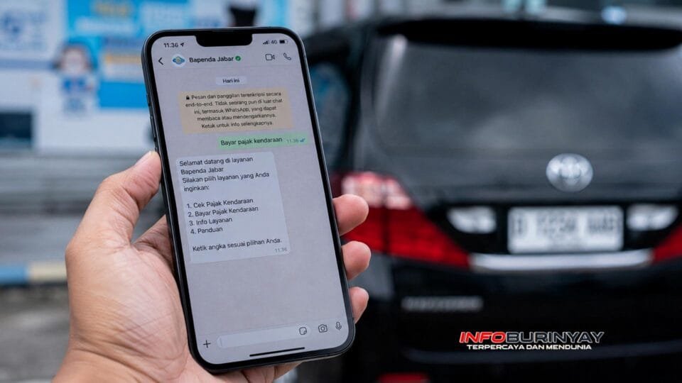 Warga menggunakan layanan WhatsApp Bapenda Jabar untuk membayar pajak kendaraan bermotor secara digital.