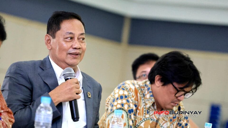 Anggota Komisi I DPRD Provinsi Jawa Barat, Dr. Ir. Edi Askari Padmawinata, M.M., menyampaikan pandangan dalam Rapat Dengar Pendapat Indeks Demokrasi Indonesia (IDI) Jawa Barat Tahun 2025 di Cimahi