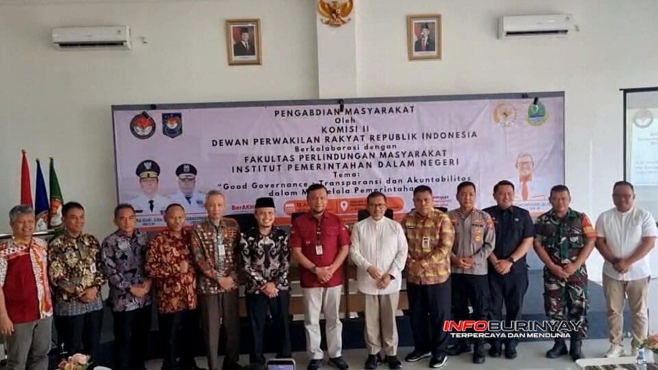 Anggota Komisi II DPR RI Ahmad Heryawan bersama perwakilan IPDN, DPRD Kabupaten Bandung, Forkopimcam dan peserta berfoto usai kegiatan Pengabdian kepada Masyarakat bertema Good Governance di Skye Digipreneur Rancaekek, Kabupaten Bandung.