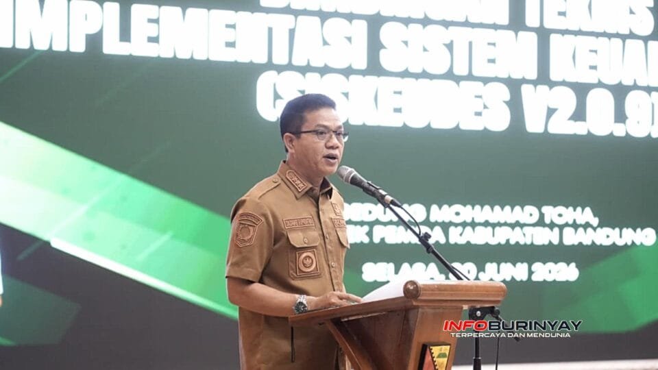 Bupati Bandung Dadang Supriatna memberikan arahan pada Bimbingan Teknis Implementasi Sistem Keuangan Desa (Siskeudes) untuk memperkuat transparansi dan akuntabilitas pengelolaan Dana Desa di Kabupaten Bandung.