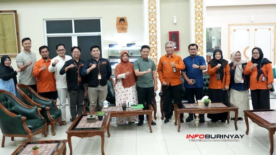 Bupati Bandung Dadang Supriatna berfoto bersama Kepala BPS Kabupaten Bandung Agus Nuwibowo dan tim usai pendataan perdana Sensus Ekonomi 2026 (SE2026) di Rumah Dinas Bupati Bandung.