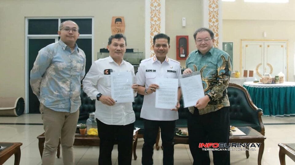 Bupati Bandung Dadang Supriatna bersama perwakilan JP-MIRAI menunjukkan dokumen Letter of Intent (LoI) usai penandatanganan kerja sama penempatan tenaga kerja migran ke Jepang tanpa biaya rekrutmen di Rumah Dinas Bupati Bandung, Soreang.