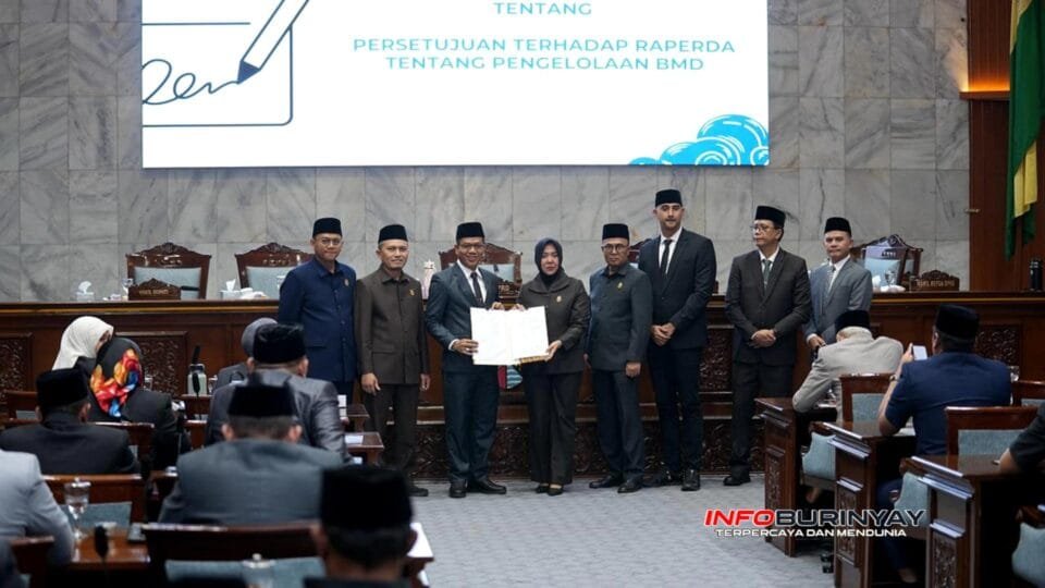 Bupati Bandung Dadang Supriatna bersama pimpinan dan anggota DPRD Kabupaten Bandung berfoto usai rapat paripurna pembahasan dan persetujuan Raperda di Gedung DPRD Kabupaten Bandung, Jumat (1962026).