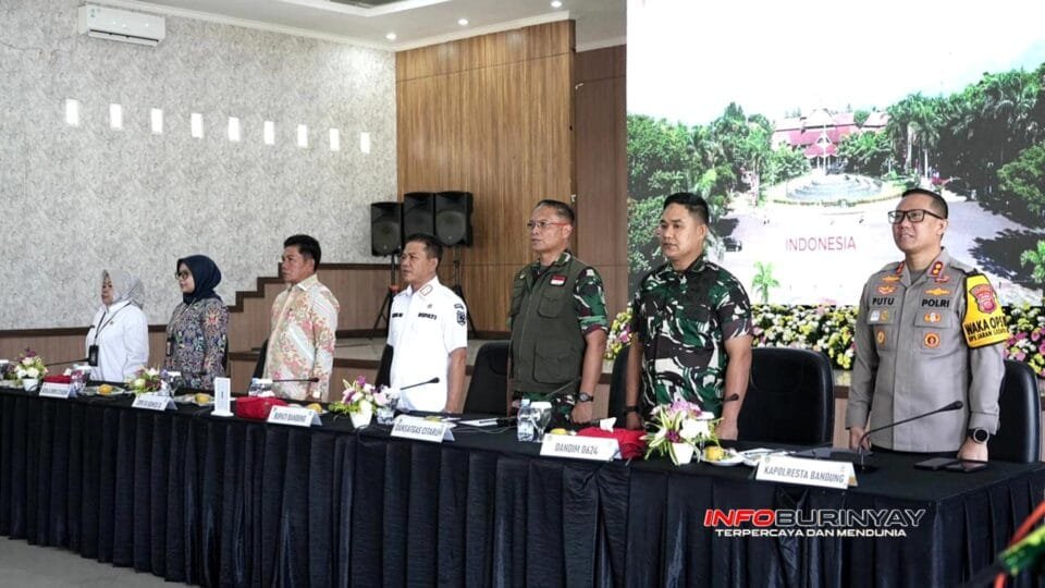 Bupati Bandung Dadang Supriatna bersama unsur Forkopimda, pemerintah daerah, TNI, Polri, dan pemangku kepentingan Bandung Raya mengikuti Rapat Koordinasi Penanganan Banjir DAS C
