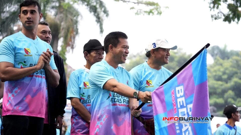 Bupati Bandung Dadang Supriatna melepas peserta Bapenda Bedas Run 2026 di Lapangan Upakarti Soreang sebagai sosialisasi pajak daerah dan peningkatan kesadaran wajib pajak.