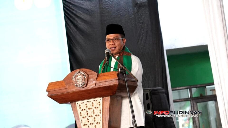 Bupati Bandung Dadang Supriatna memberikan sambutan pada Haul Akbar ke-5 Muassis dan Masyayikh Pondok Pesantren Al-Husaeni di Desa Ciheulang, Kecamatan Ciparay, Kabupaten Bandung, Minggu (1562026).