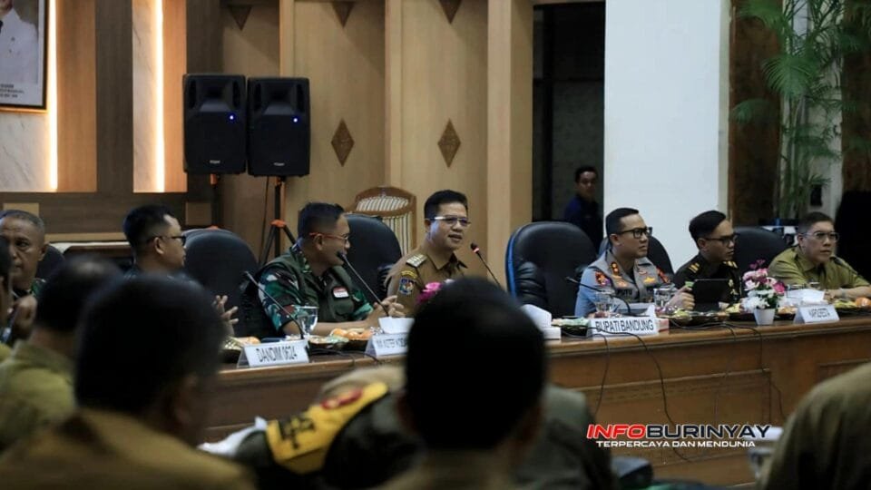 Bupati Bandung Dadang Supriatna memimpin Rapat Koordinasi Khusus Penanganan Banjir, Antisipasi Kemarau Panjang, serta Penanganan Sampah dan Limbah di Gedung Mohammad Toha, Soreang, Kabupaten Bandung.