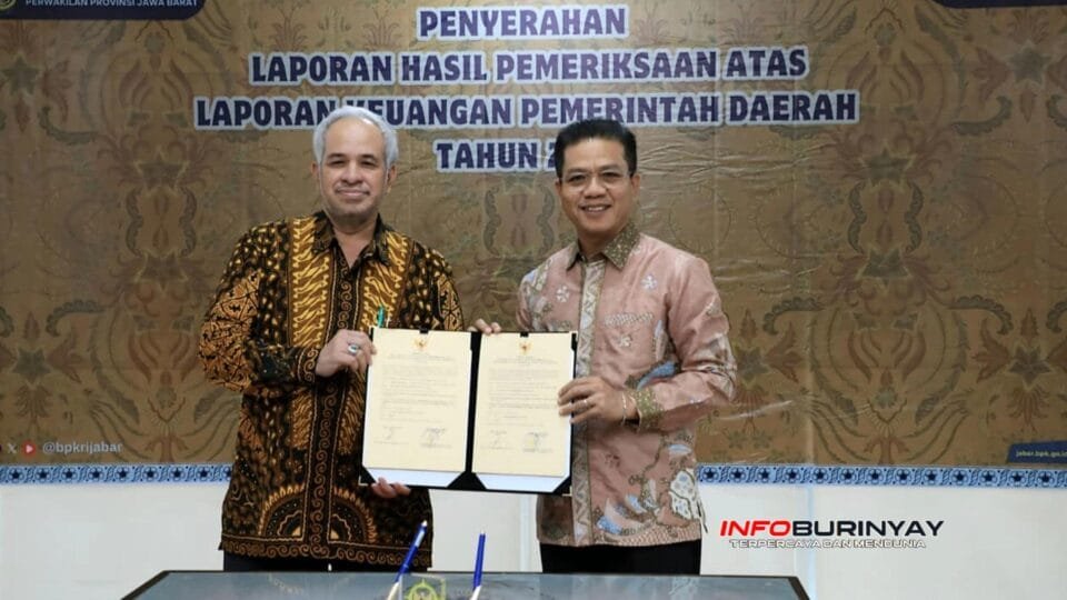 Bupati Bandung Dadang Supriatna menerima Laporan Hasil Pemeriksaan (LHP) BPK Jawa Barat atas LKPD Tahun Anggaran 2025 usai Kabupaten Bandung meraih opini WTP ke-10 berturut-turut.