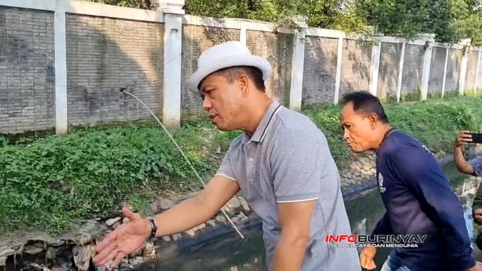 Bupati Bandung Dadang Supriatna meninjau langsung kondisi Saluran Irigasi Cipalasari saat monitoring program normalisasi bersama Tim Pentahelix di Kecamatan Dayeuhkolot, Kabupaten Bandung.