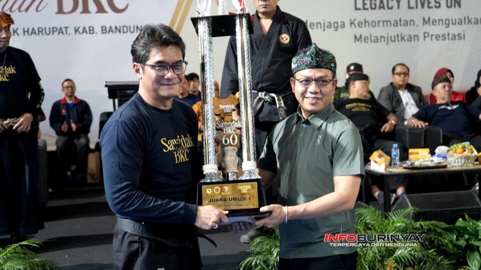 Bupati Bandung Dadang Supriatna menyerahkan trofi juara umum kepada kontingen Kabupaten Garut pada BKC Open Tournament dalam rangka HUT ke-60 Bandung Karate Club (BKC) di GOR Indoor Si Jalak Harupat, Kabupaten Bandung.