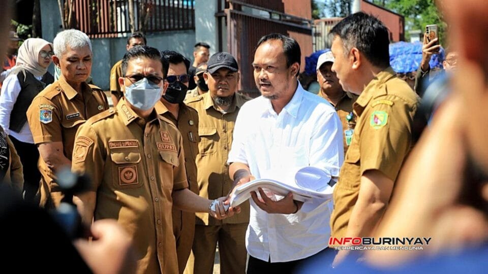 Bupati Bandung Dadang Supriatna bersama tim Kementerian Dalam Negeri dan perwakilan investor asal China meninjau lokasi pembangunan PSEL di TPST Oxbow Cicukang, Desa Mekar Rahayu, Kecamatan Margaasih, Kabupaten Bandung.