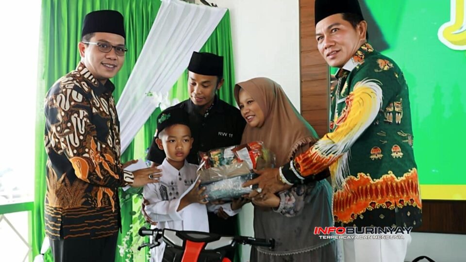 Bupati Bandung Dadang Supriatna bersama Anggota DPR RI Asep Romi Romaya menyerahkan Kadeudeuh kepada peserta khitanan massal dalam Pesta Rakyat di Desa Sumbersari, Kecamatan Ciparay, Kabupaten Bandung.