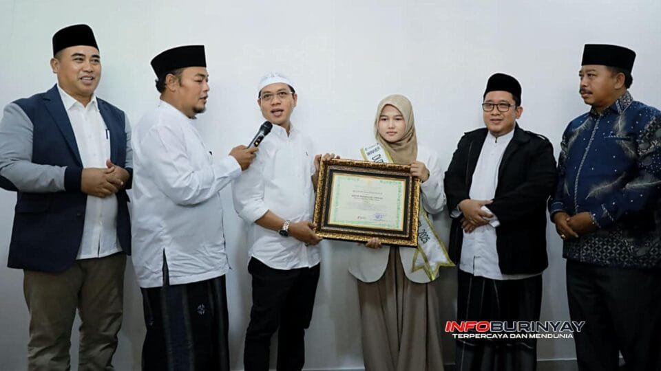 Bupati Bandung menyerahkan piagam penghargaan kepada santri berprestasi dalam kegiatan Forum Pondok Pesantren di Pondok Pesantren Miftahul Jaza, Kabupaten Bandung.