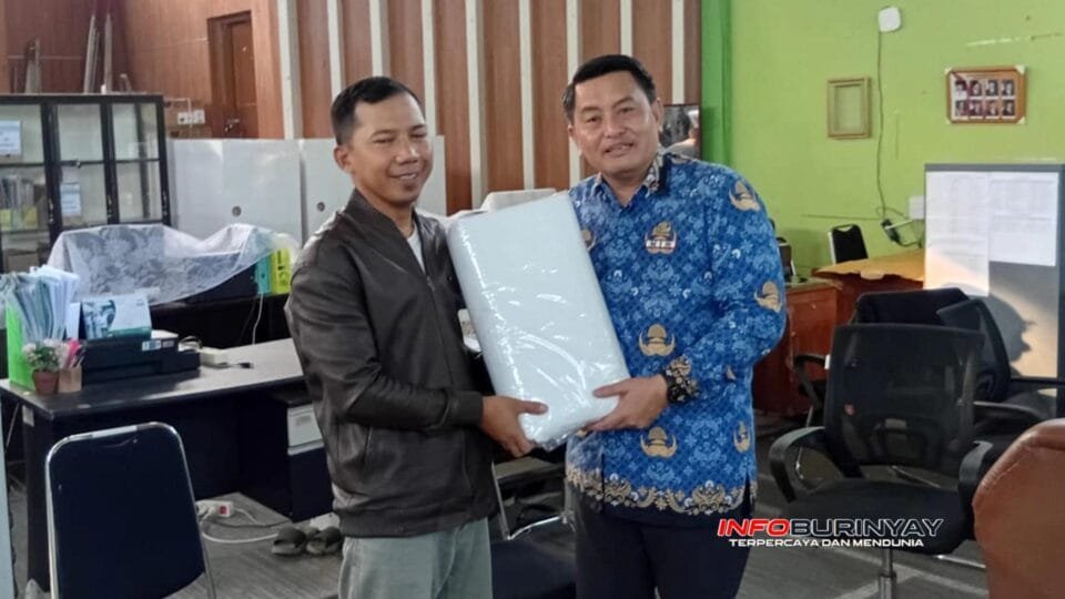 Camat Rancaekek H. Gugum Gumilar, S.STP., M.Si. menyerahkan bantuan kain kafan titipan Bupati Bandung kepada perwakilan desa dalam program sosial menyambut Tahun Baru Islam 1448 Hijriah di Kecamatan Rancaekek, Kabupaten Bandung.