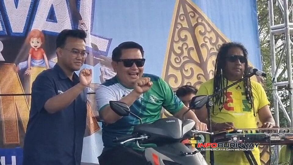 Camat Rancaekek H. Gugum Gumilar bersama perwakilan Yamaha mengikuti demonstrasi uji kekuatan Gear Ultima Yamaha pada Karnaval Gear Ultima Yamaha di Lapang Liga Kelurahan Rancaekek Kencana, Kabupaten Bandung.