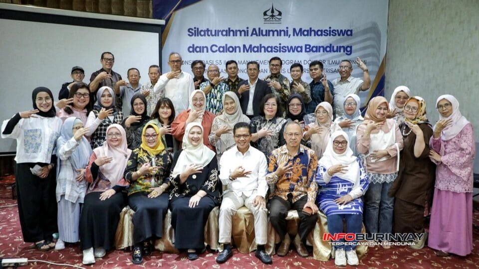 Dadang Supriatna berfoto bersama alumni, mahasiswa, dan calon mahasiswa Universitas Trisakti usai silaturahmi yang menetapkannya sebagai Ketua IKA Trisakti Jawa Barat di Grand Aquila, Kota Bandung.