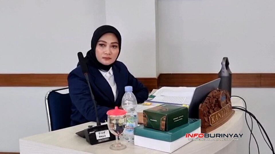 Dea Mardiyanti mempresentasikan usulan riset doktoral tentang implementasi dan framing kebijakan Pengarusutamaan Gender (PUG) di Kabupaten Tasikmalaya dalam Seminar Usulan Riset Program S-3 Ilmu Pemerintahan FISIP Universitas Padjadjaran, Bandung, Jumat (562026).