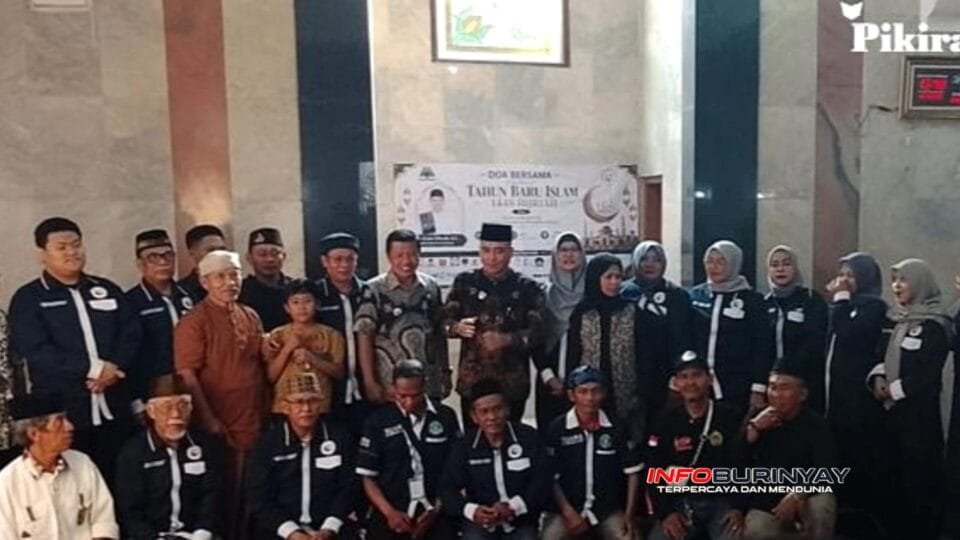 Wakil Wali Kota Bandung Erwin berfoto bersama Umar Komarudin, pengurus RPABI, Yayasan Mahayuda, tokoh masyarakat, dan peserta usai doa bersama Tahun Baru Islam 1448 Hijriah di Masjid Jihadul Akbar, Kota Bandung.