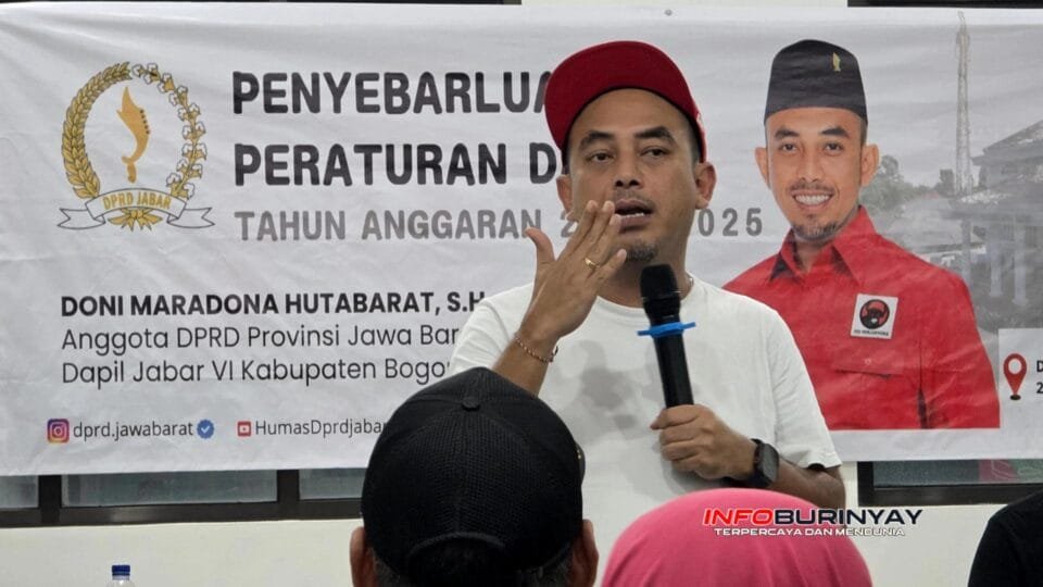 Doni Maradona Hutabarat anggota DPRD Jawa Barat Fraksi PDIP menyampaikan kritik terhadap kebijakan Pemprov Jabar terkait SPMB dan program siswa sekolah swasta saat kegiatan penyebarluasan peraturan daerah.