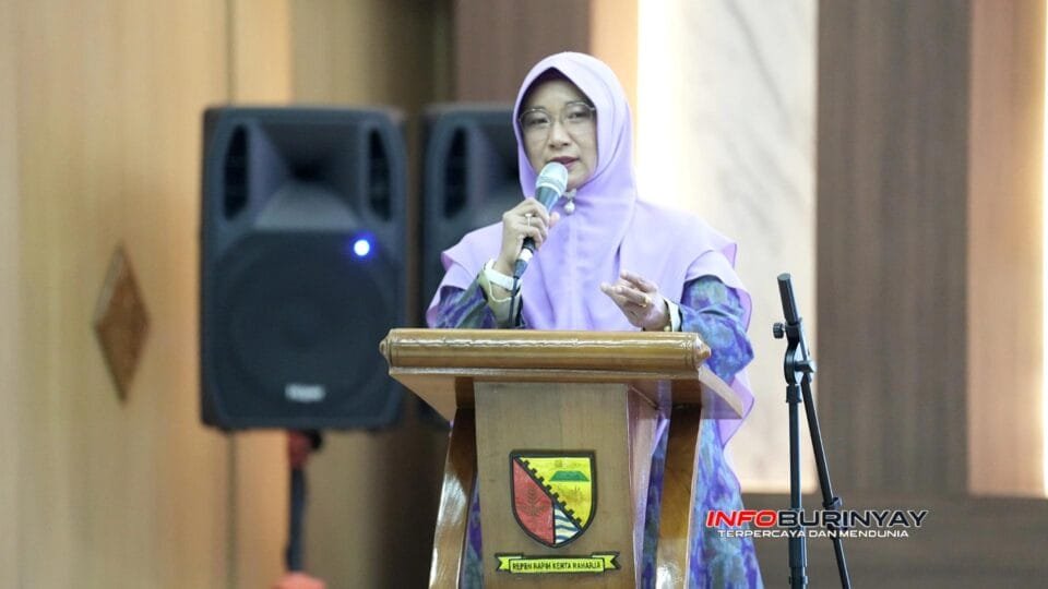 Emma Dety Permanawati membuka Pelatihan Tata Rias (Beauty Class) untuk pemberdayaan perempuan di Gedung Mochamad Toha, Soreang, Kabupaten Bandung.