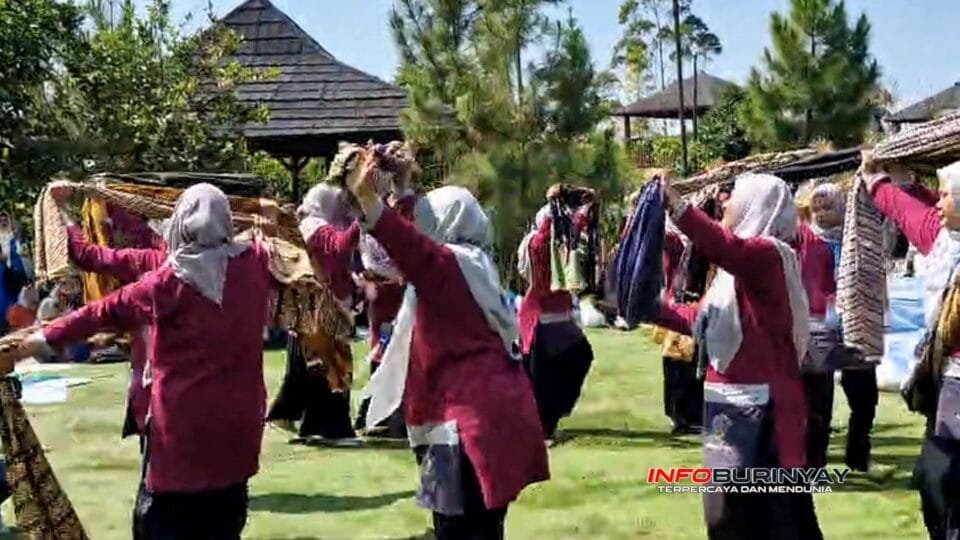 Guru-guru TK yang tergabung dalam IGTKI-PGRI Kabupaten Bandung menampilkan kaulinan barudak dan permainan tradisional Sunda saat peringatan HUT ke-76 IGTKI-PGRI di Saung Komando, Ciwidey, Kabupaten Bandung.