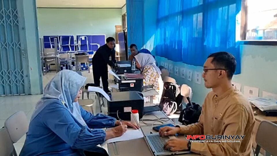 Panitia SPMB Tahap 2 SMPN 2 Rancaekek melayani proses verifikasi berkas dan pendaftaran calon murid baru di hari kedua yang berlangsung tertib dan lancar di Kampus SMPN 2 Rancaekek, Kabupaten Bandung.