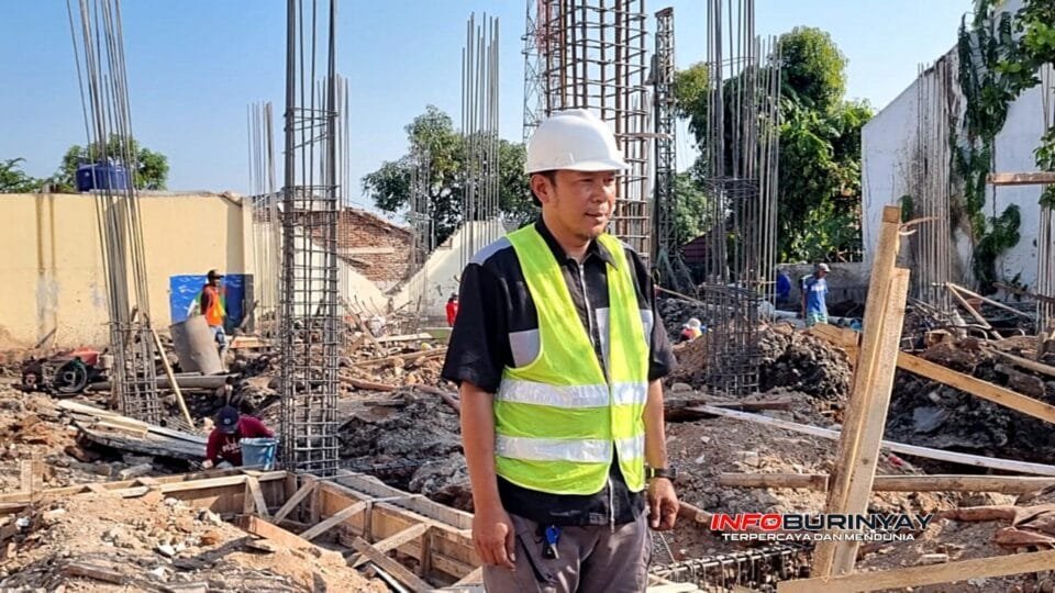 Pengawas pembangunan Harry Sandi meninjau progres pembangunan Kantor Kecamatan Rancaekek yang memasuki tahap pengerjaan pondasi di Desa Rancaekek Wetan, Kabupaten Bandung.