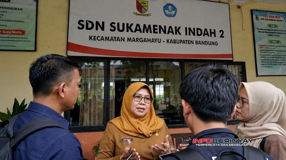 Ilustrasi Kepala SDN Sukamenak Indah 2, Nur Risma, memberikan keterangan kepada awak media terkait proses klarifikasi dugaan persoalan antara pihak sekolah dan salah seorang siswa di Kabupaten Bandung.