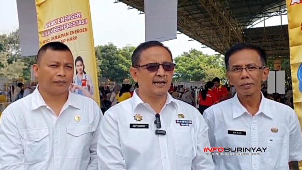 Kepala Dinas Pendidikan Kabupaten Bandung Asep Kusumah didampingi jajaran Disdik saat memberikan keterangan kepada media pada kegiatan puncak Hardiknas 2026 bersama Energen di Dome Balerame Soreang.