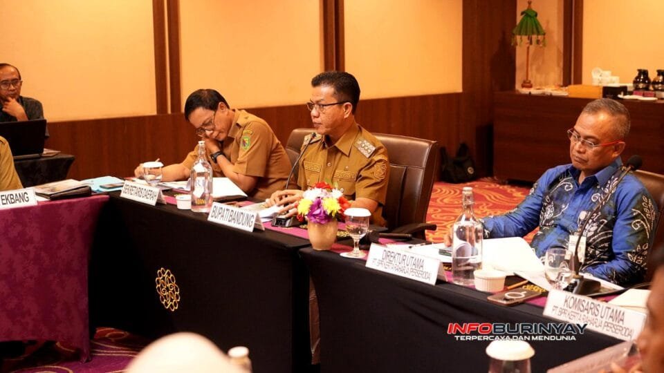 Bupati Bandung Dadang Supriatna memimpin dan membuka RUPS PT BPR Kertaraharja Tahun Buku 2025 di Hotel Grand Sunshine Soreang dengan fokus penguatan tata kelola dan transformasi digital perbankan daerah.