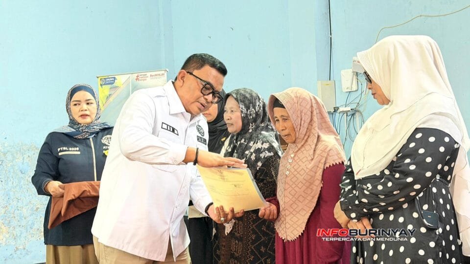 Kepala ATRBPN Kabupaten Bandung Iim Rohiman menyerahkan sertipikat elektronik PTSL Tahun 2026 kepada warga Desa Ancolmekar Kecamatan Arjasari untuk memperkuat kepastian hukum hak atas tanah.