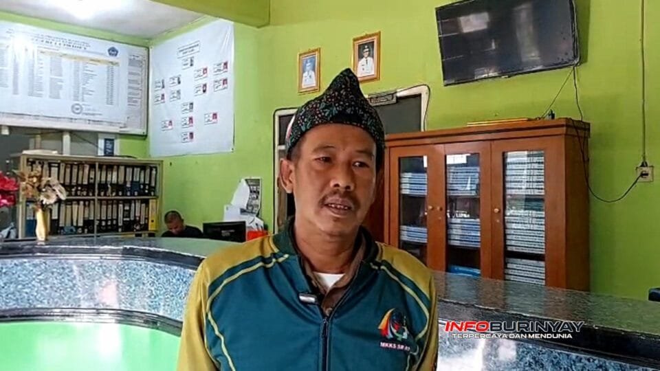 Kepala SMPN 1 Ciwidey Ahmad Rohman Somantri memberikan keterangan terkait kebijakan pengumuman kelulusan siswa kelas IX yang hanya melibatkan orang tua dan wali murid di Kabupaten Bandung.