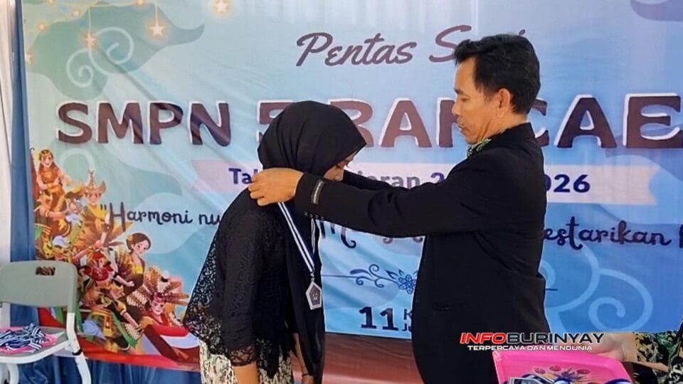 Kepala SMPN 5 Rancaekek Ujang Sutisna, S.Pd., mengalungkan medali penghargaan kepada siswa pada Pentas Seni Harmoni Nusantara dan pelepasan angkatan pertama SMPN 5 Rancaekek di Kabupaten Bandung.
