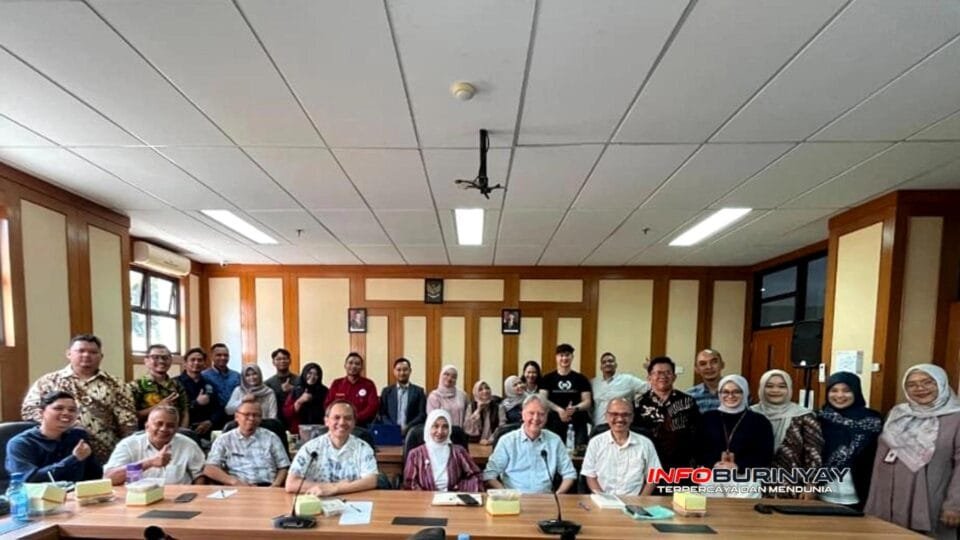 Michel GM Maas berfoto bersama dosen, mahasiswa, pegiat sejarah, dan peserta visiting practitioner usai memaparkan buku tentang warisan kolonial Belanda di Gedung Nu'man Soemantri UPI Bandung.