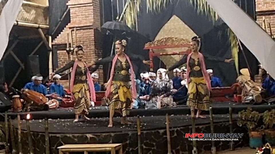 Penampilan Tari Keurseus pada gelaran Ngareungeu Bulan Jilid II di Lembur Ambu Apon, Desa Sukamanah, Kecamatan Rancaekek, Kabupaten Bandung, sebagai upaya melestarikan seni budaya Sunda.