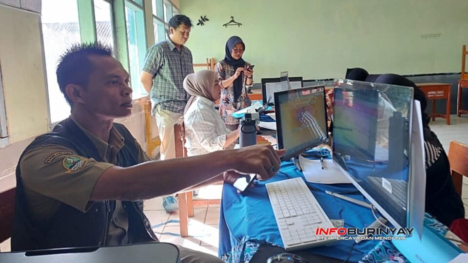 Operator SMPN 1 Ciwidey melayani proses pendaftaran SPMB Tahap 2 di ruang pelayanan saat terjadi kendala sistem verifikasi yang menghambat pengunggahan berkas calon peserta didik.