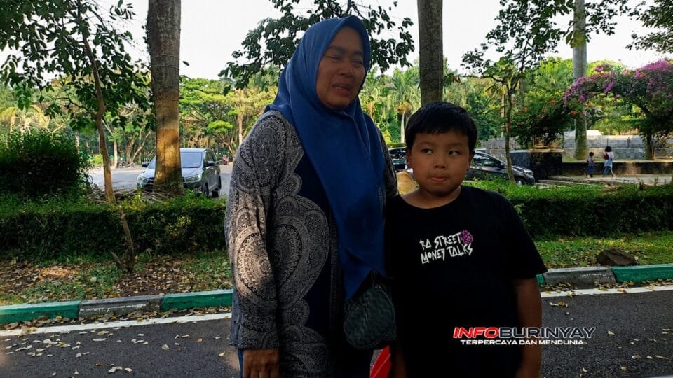 Orang tua siswa bersama anaknya mendatangi Kantor Dinas Pendidikan Kabupaten Bandung untuk mengadukan dugaan perlakuan tidak adil dan meminta kejelasan status pendidikan.